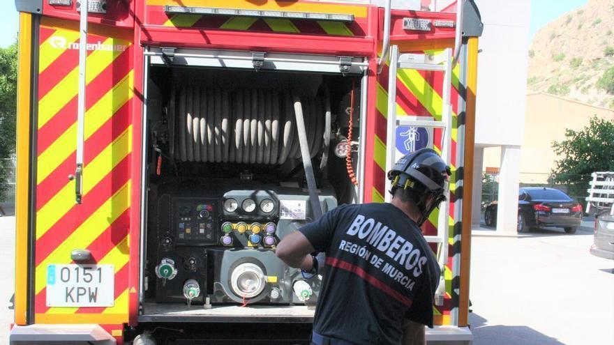 Intoxicada una mujer de 79 años por inhalación de humo tras el incendio de un edificio en el centro de Yecla