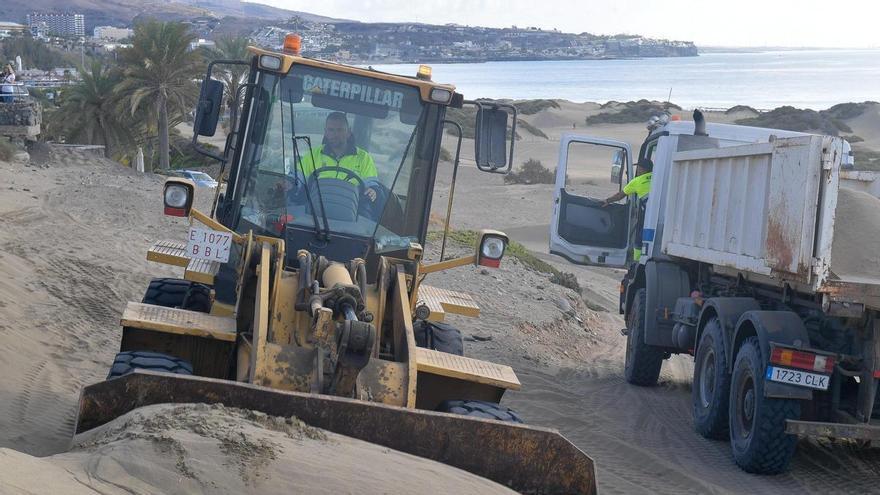 Gran Canaria pide permiso a Costas para seguir moviendo Arena desde el paseo de las dunas hasta Playa del Inglés