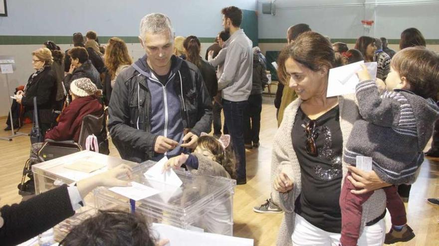 Una pareja con hijos vota en un colegio electoral el pasado domingo.