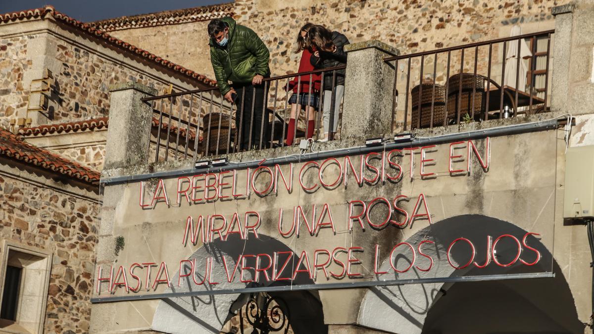 El cartel, en la antigua farmacia de los Escribano.