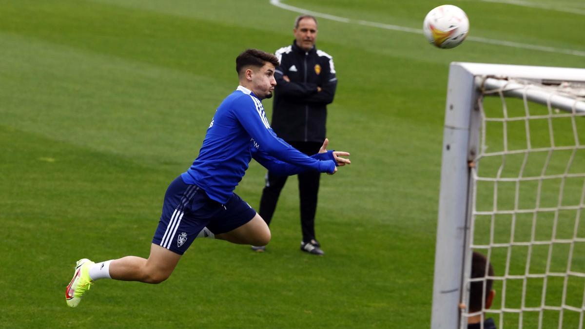 Borja Sainz intenta un remate de cabeza en un entrenamiento del Real Zaragoza.