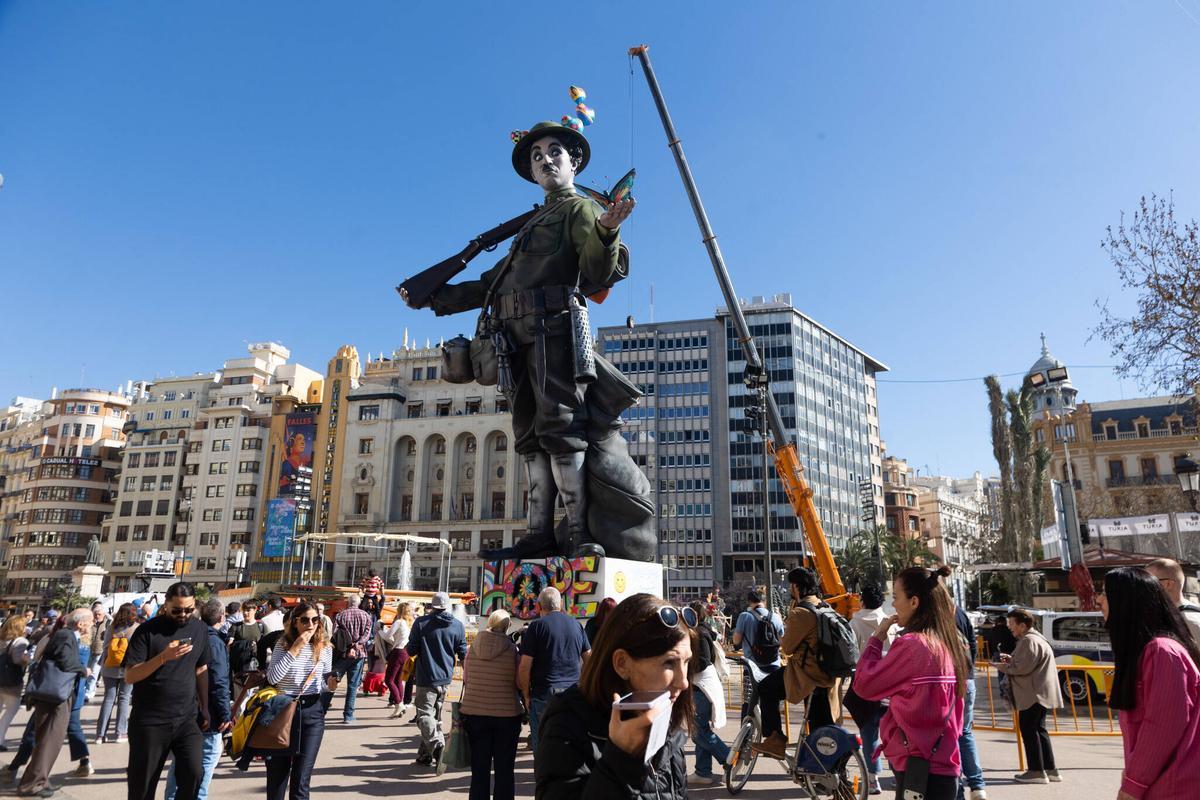 Visitantes alrededor de la falla del Ayuntamiento de València.