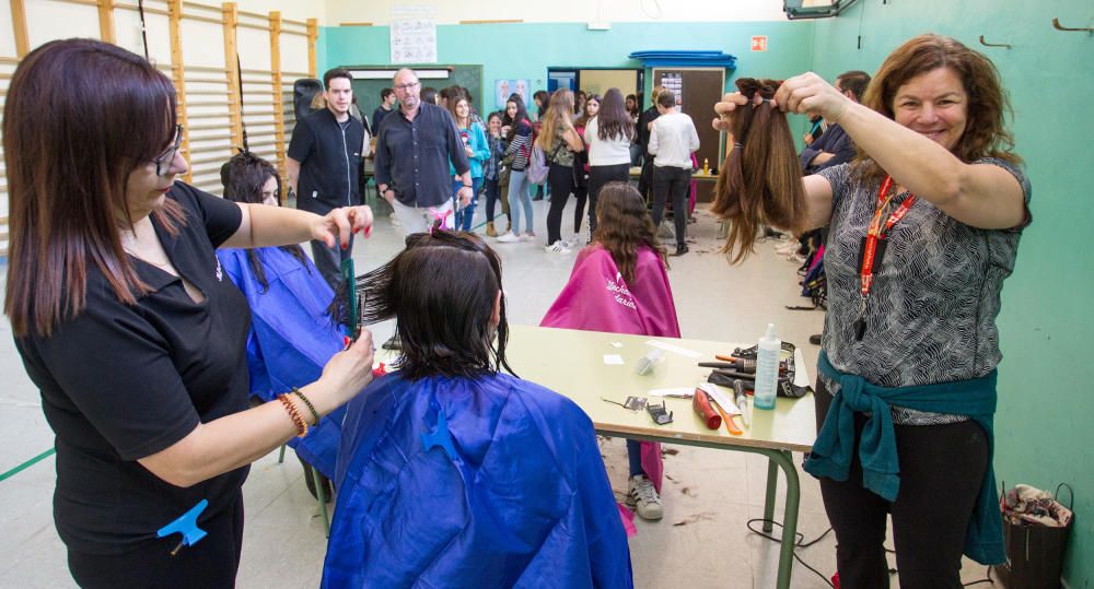 El Instituto Cabo de la Huerta conmemora el Día de la Mujer recaudando cabello y donativos
