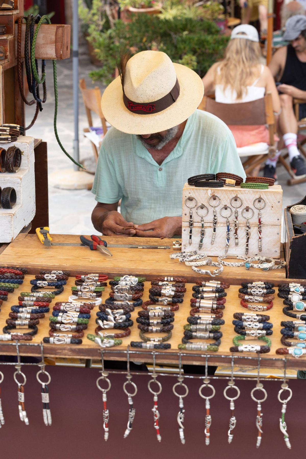 Galería: el mercadillo de Sant Joan en plena temporada de verano