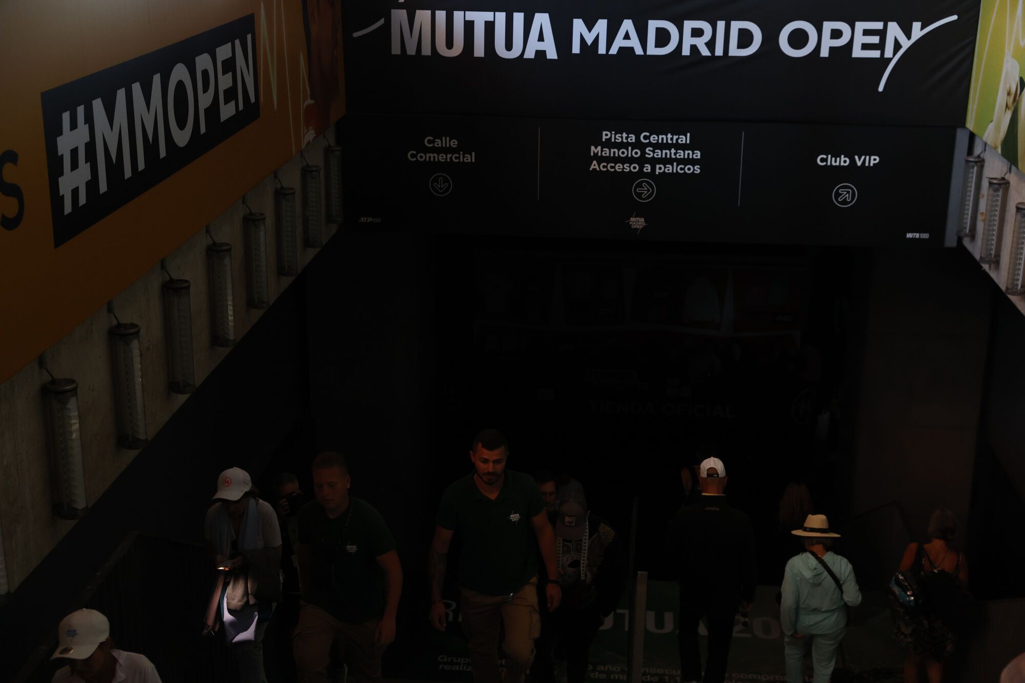 MADRID, 28/04/2025.- Asistentes al Mutua Madrid Open abandonan las instalaciones de la Caja Mágica debido al apagón registrado a nivel peninsular este lunes.