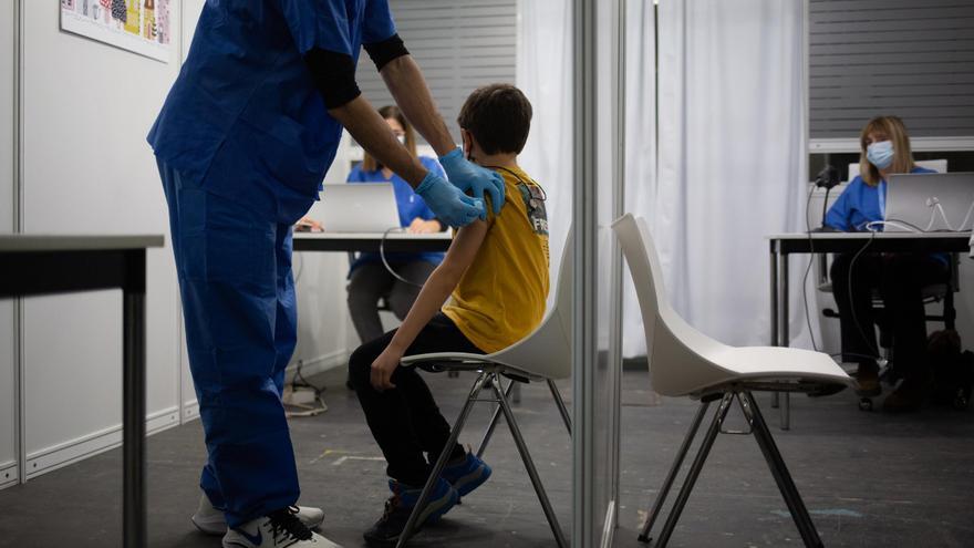 Un niño recibe la vacuna contra el covid-19 en Barcelona.