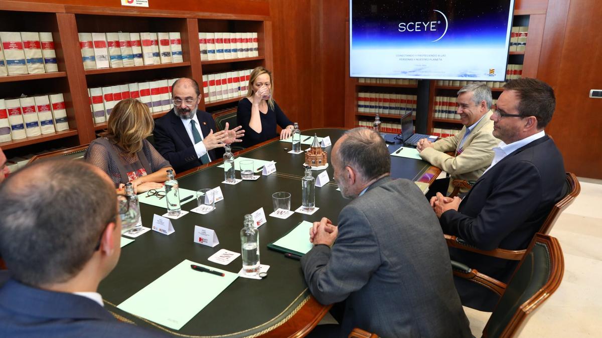 Reunión de los representantes de Sceye y el Gobierno de Aragón, antes de hacer pública la inversión de la empresa.