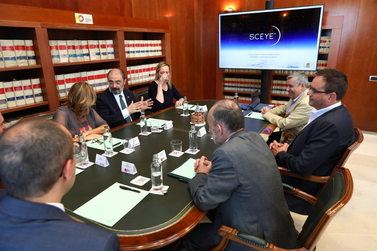 Reunión de los representantes de Sceye y el Gobierno de Aragón, antes de hacer pública la inversión de la empresa.