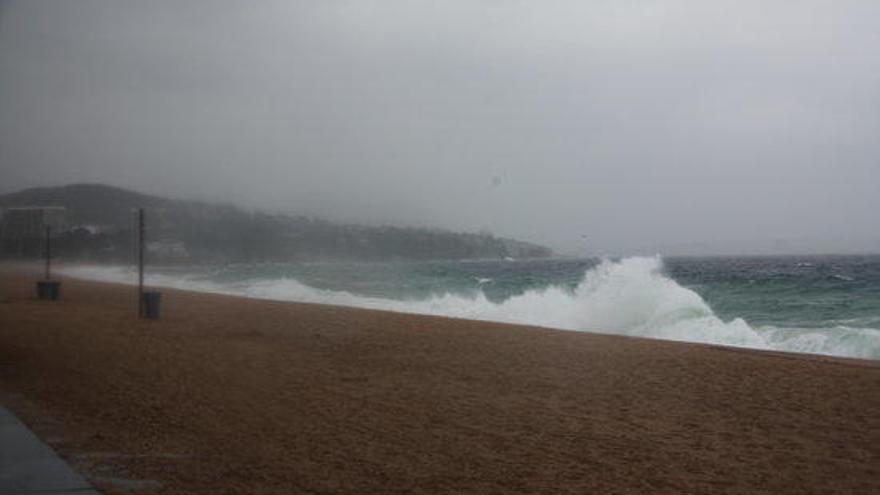 Onades de la llevantada a la platja gran de Platja d&#039;Aro