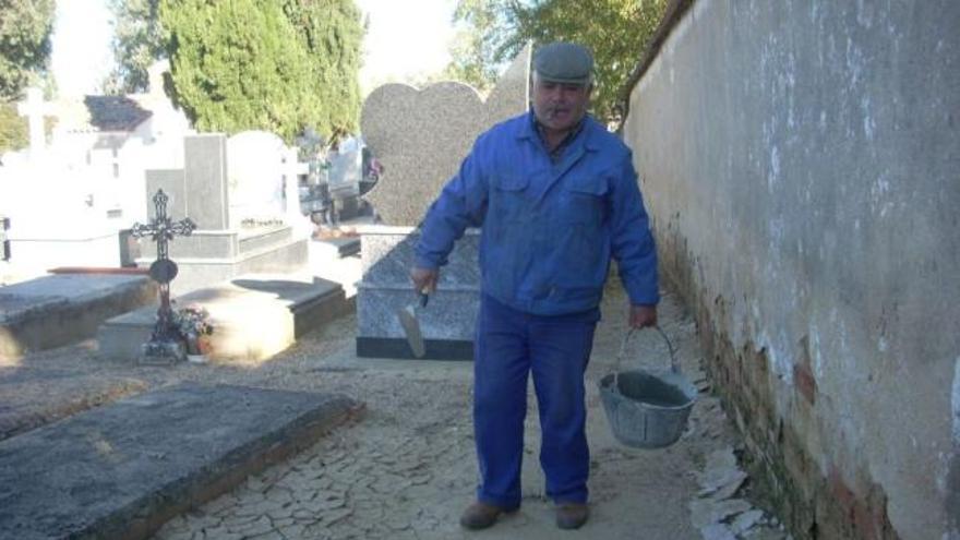 Un operario realiza tareas de mantenimiento en el camposanto de Peleas de Arriba.