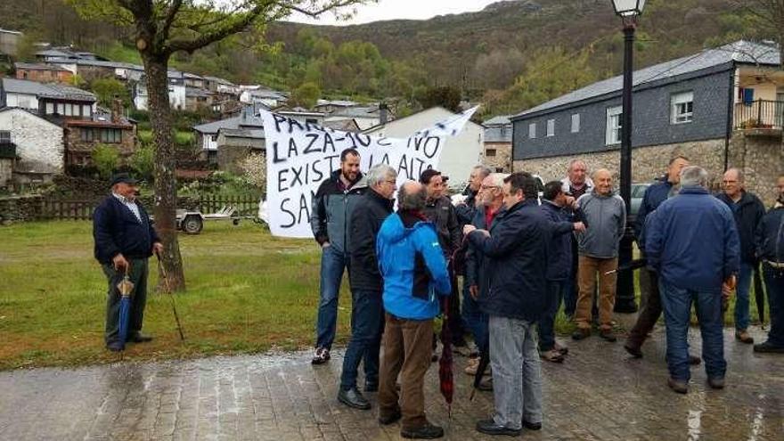 Un grupo de vecinos con la pancarta reivindicativa.