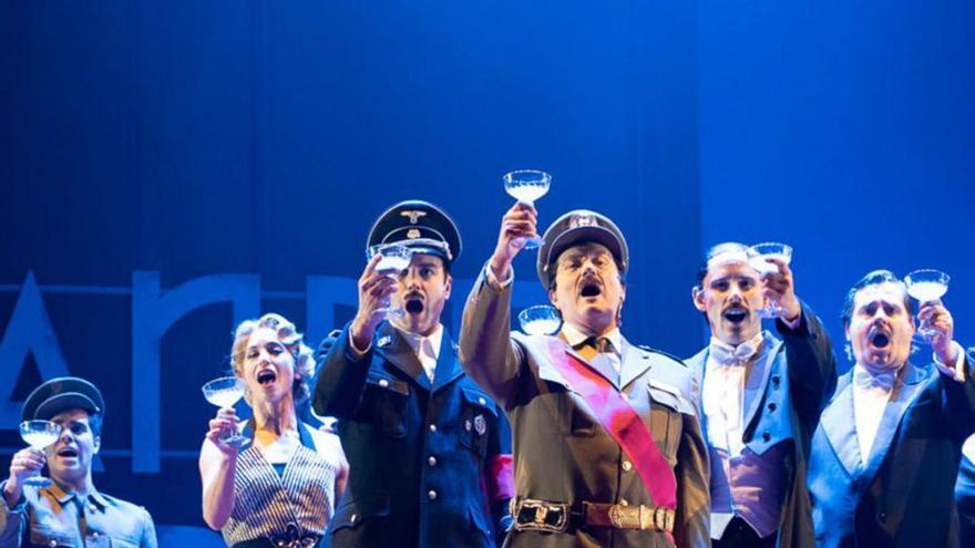 Desembarca en el Galdós el musical  ‘El tiempo entre costuras’