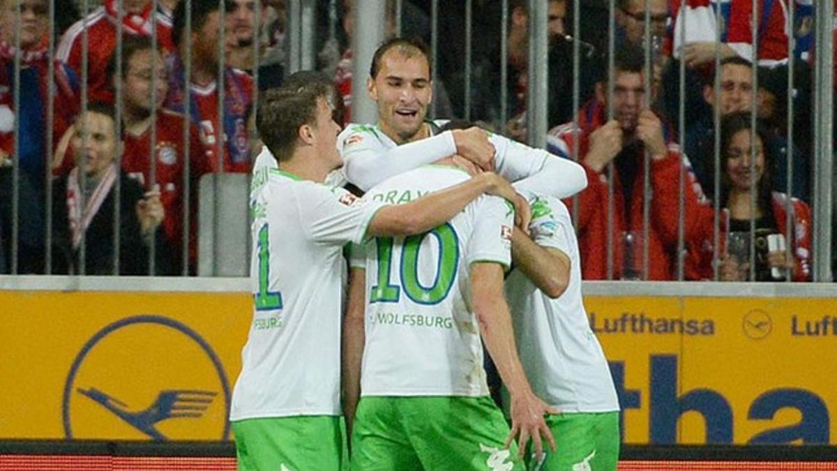 Los jugadores del Wolfsburgo celebran un gol