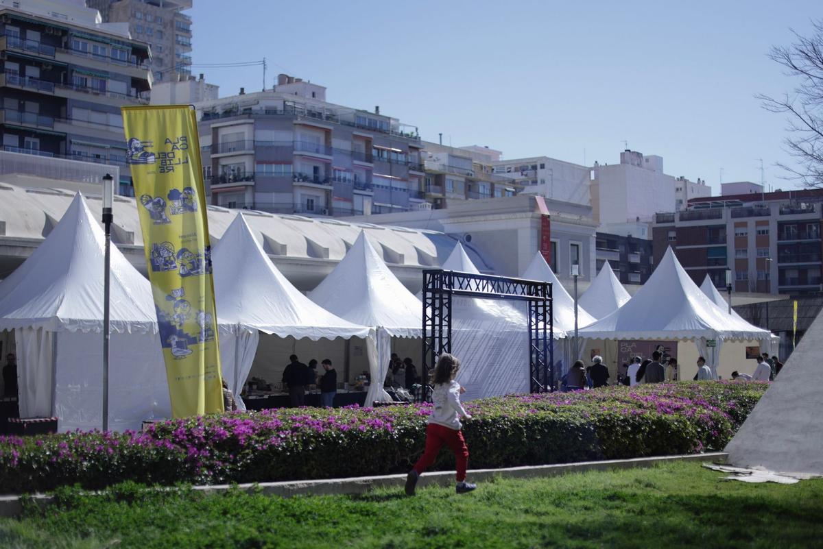 Las carpas de la Plaça del Llibre se instalaron el pasado fin de semana en la plaza Séneca