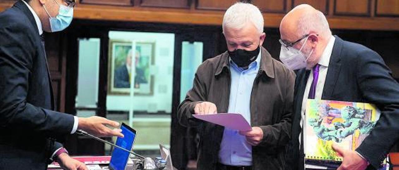 Miguel Ángel Pérez, Carmelo Ramirez y Antonio Morales, ayer durante el Pleno del Cabildo .