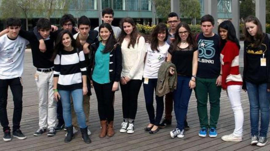 Arriba, grupo de estudiantes en su viaje a Barcelona. A la drcha., Queila Bouza y Miguel Gómez, distinguidos por su trabajo por la Sociedad Catalana de Biología y la Fundación ASM Materials.