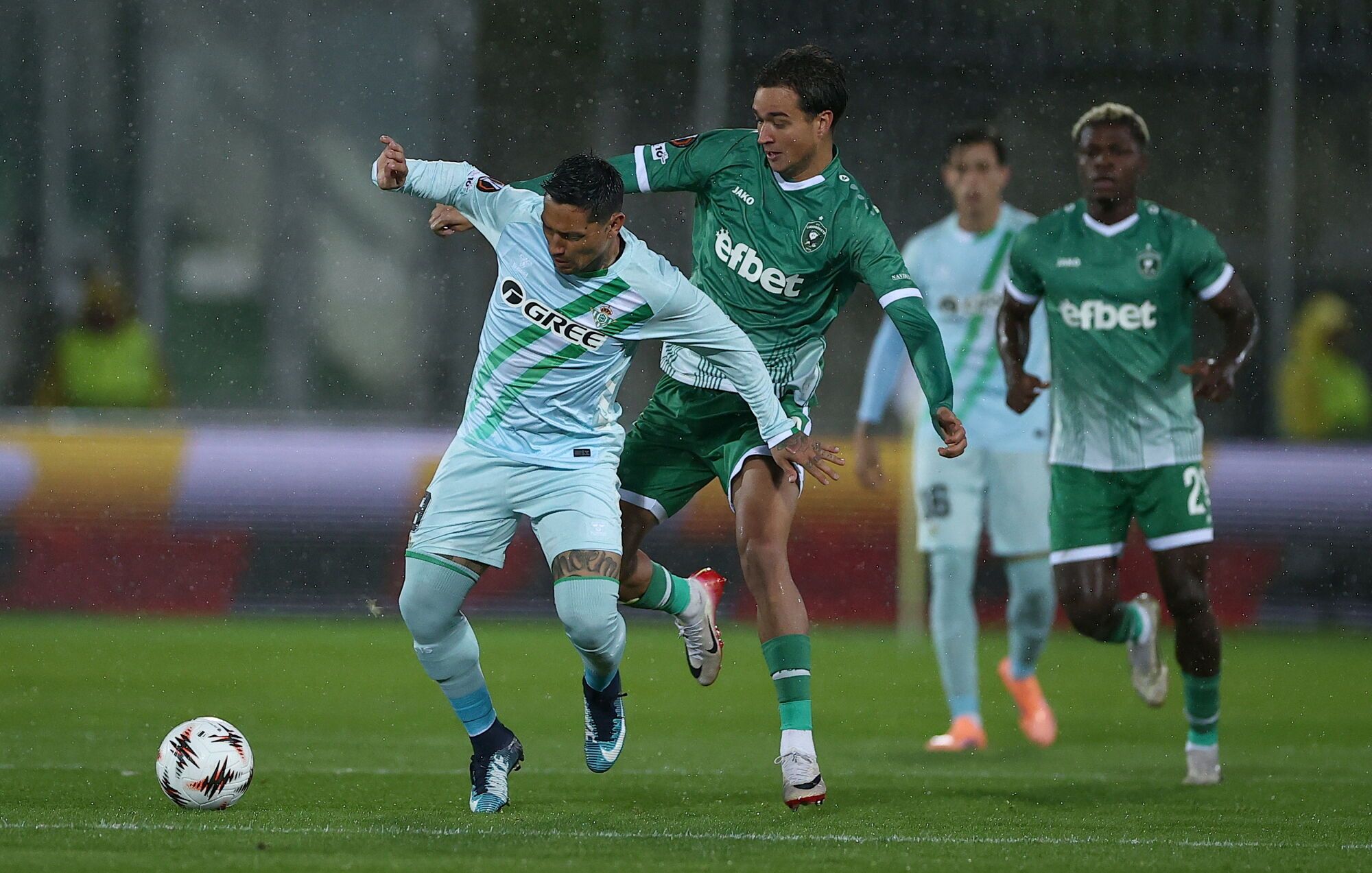 RAZGRAD (Bulgaria), 02/10/2025.- Chimy Avila (L) of Betis in action during the UEFA Europa League league phase match between PFC Ludogorets Razgrad and Real Betis Balompie, in Razgrad, Bulgaria, 02 October 2025. EFE/EPA/BORISLAV TROSHEV