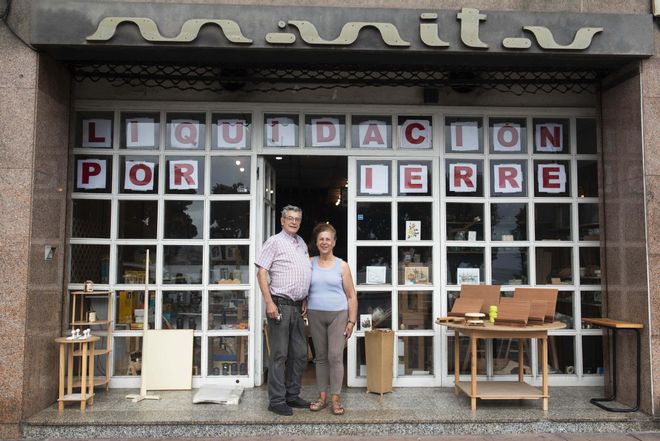 Manitas, la longeva tienda de bricolaje, se prepara para su cierre tras 45 años frente a la playa de Riazor