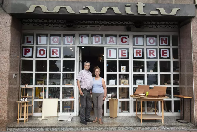Manitas, la longeva tienda de bricolaje, se prepara para su cierre tras 45 años frente a la playa de Riazor
