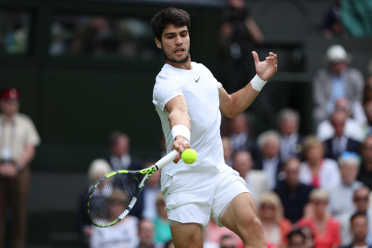 Wimbledon (United Kingdom), 16/07/2023.- Carlos Alcaraz of Spain in action during the Men’s Singles final match against Novak Djokovic of Serbia at the Wimbledon Championships, Wimbledon, Britain, 16 July 2023. (Tenis, España, Reino Unido) EFE/EPA/NEIL HALL EDITORIAL USE ONLY