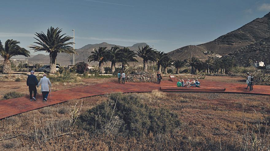 El paisaje árido se transforma en un vergel entre senderos