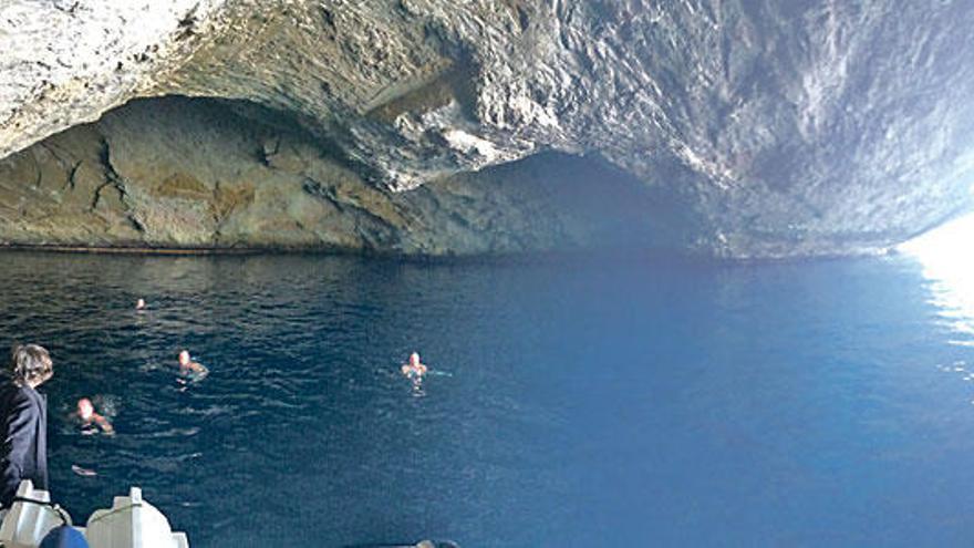 Un chapuzón en la Cova Blava, otro de los grandes atractivos de la visita a la isla.