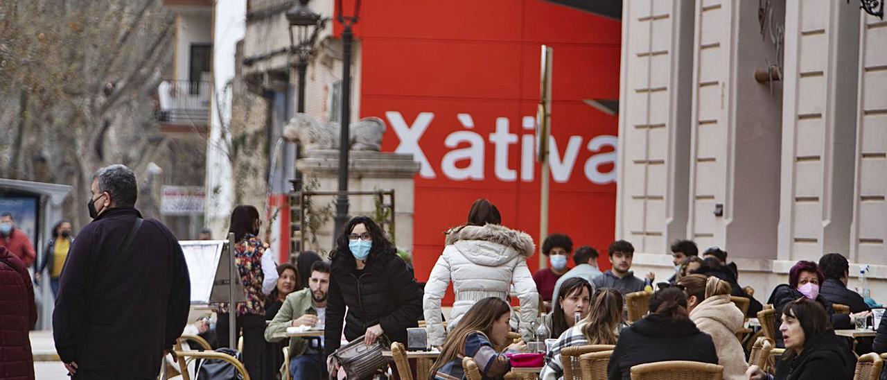 Vecinos de Xàtiva en la terraza de un bar de la Albereda Jaume I, en una imagen de ayer | PERALES IBORRA