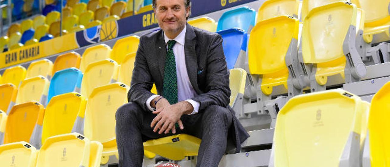 Carlos Barroso, presidente de Herbalife en España, posa en el Gran Canaria Arena.