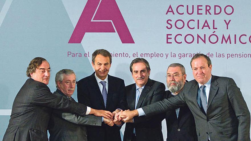 Rosell, Toxo, Zapatero, Gómez, Méndez y Terciado, ayer tras la firma del acuerdo.