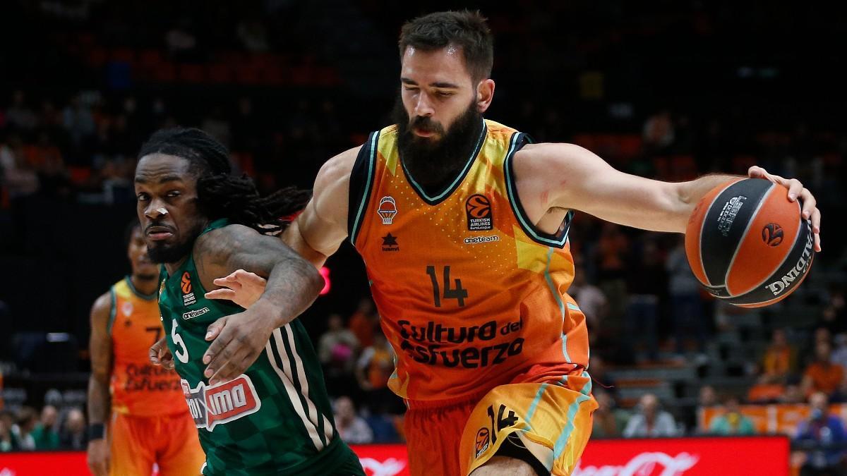 El pívot del Valencia Basket Bojan Dubljevic juega un balón ante Paris Lee, del Panathinaikos