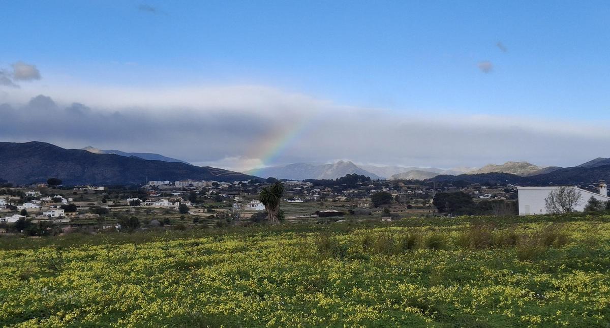 El retazo de arcoíris ilumina la Muntanya Llarga de Llíber