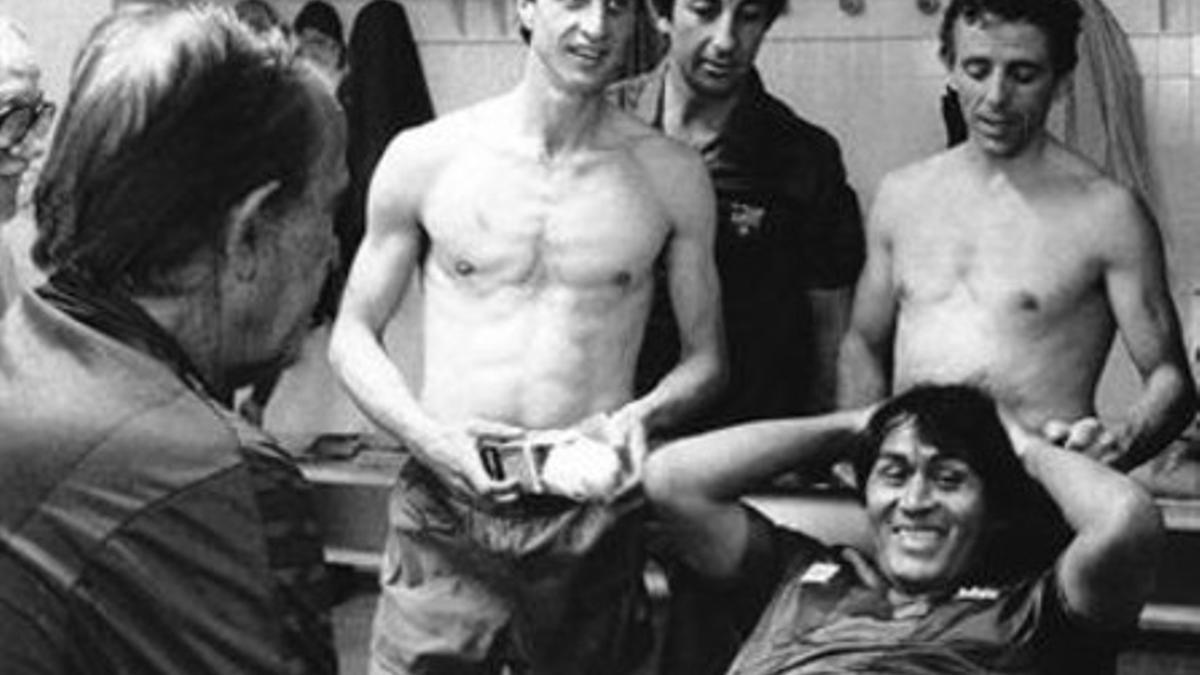 Cruyff, Costas y De la Cruz bromean con Sotil mientras Ángel Mur le hace un masaje.