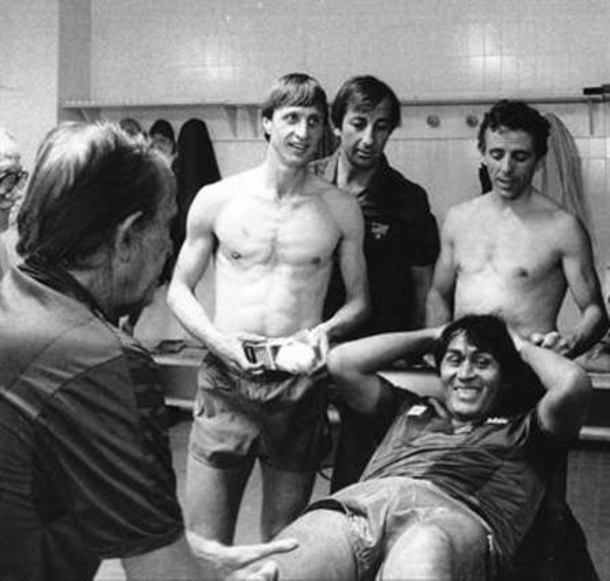 Cruyff, Costas i De la Cruz fan broma amb Sotil mentre Àngel Mur li fa un massatge. Cruyff, Costas i De la Cruz fan broma amb Sotil mentre Àngel Mur li fa un massatge.