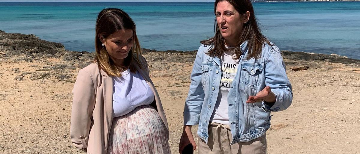 Marga Prohens und Francisca Porquer beim Ortstermin am Strand Es Trenc.