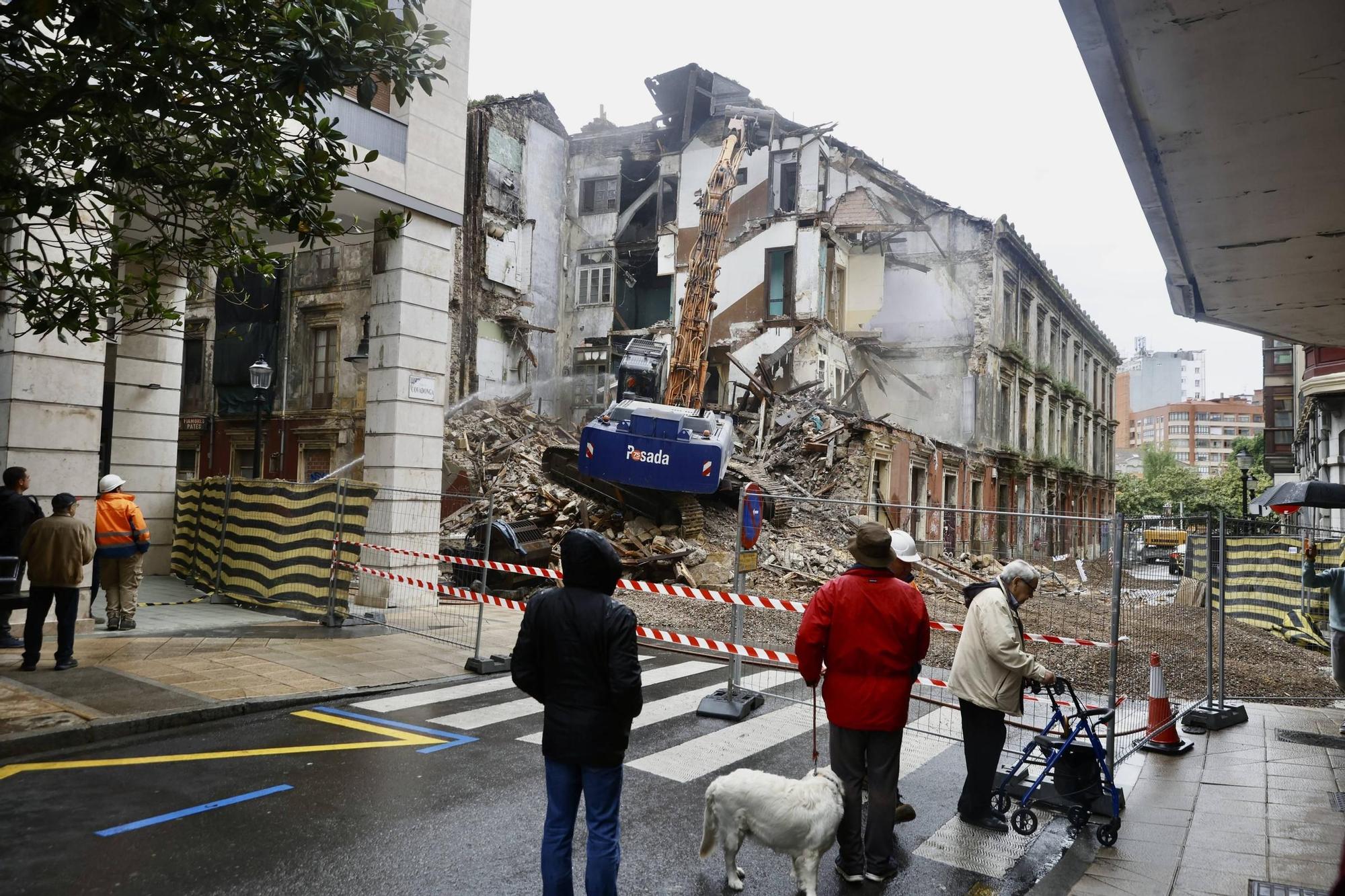 Así fue el derribo del histórico edificio de El Jazmín en Gijón (en imágenes)