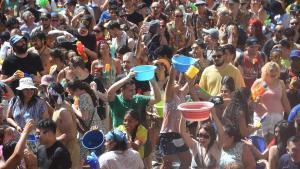 Archivo - Decenas de personas durante la Batalla Naval de Vallecas, a 14 de julio de 2024, en Madrid (España).