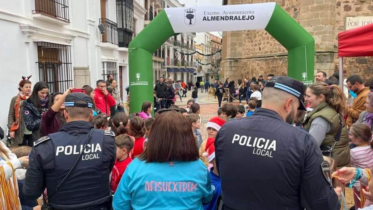 Carrera navideña de la policía local en el centro de Almendralejo