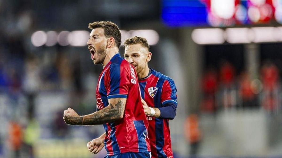 Sergi Enrich celebra un gol con el Huesca.