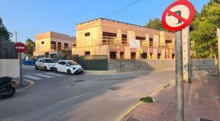 El PSOE denuncia que una promoción de pisos invade una acera en Sant Antoni
