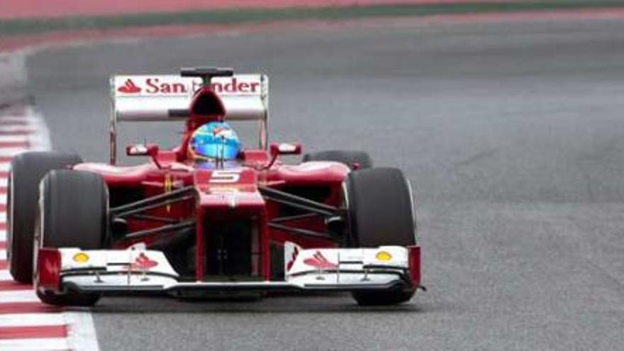 Fernando Alonso, a bordo del Ferrari, durante la última sesión de entrenamiento de la pretemporada. | alejandro garcía / efe