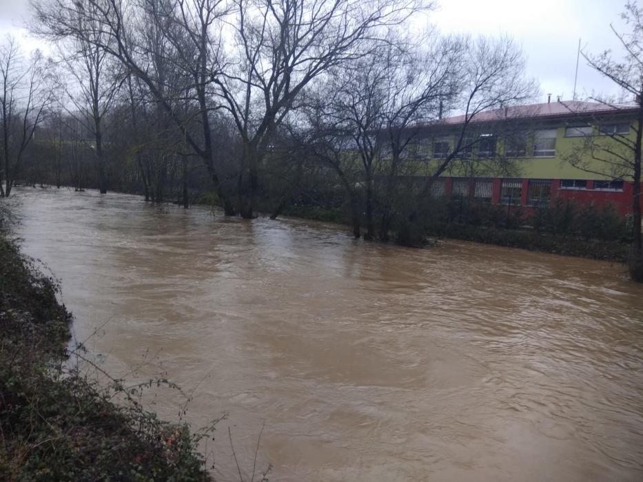 Tiempo en Asturias: Las espectaculares imágenes de las riadas, argayos e incidencias del temporal