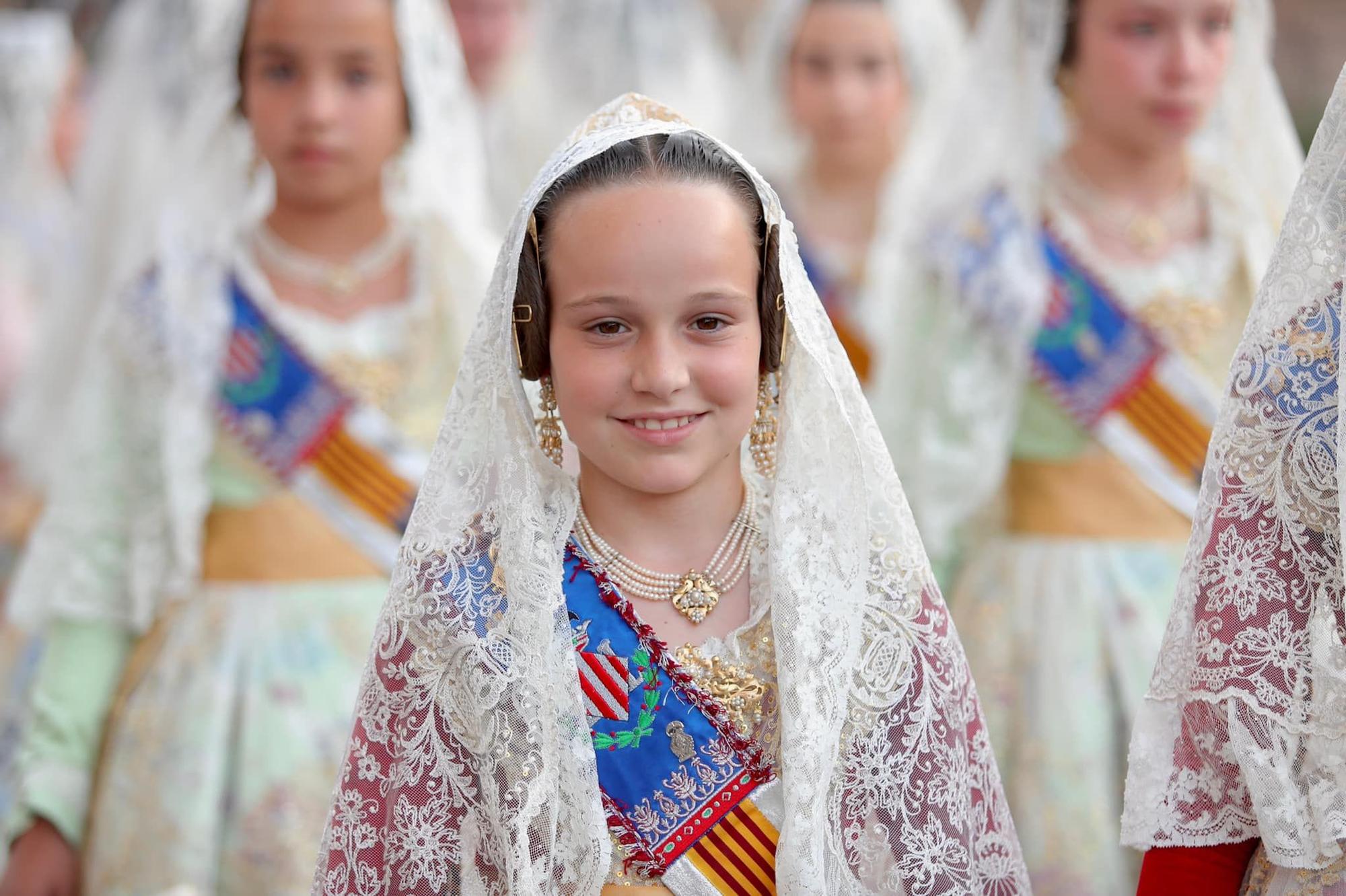 Nerea y la corte infantil acompañan a la Virgen de los Desamparados de l'Horta