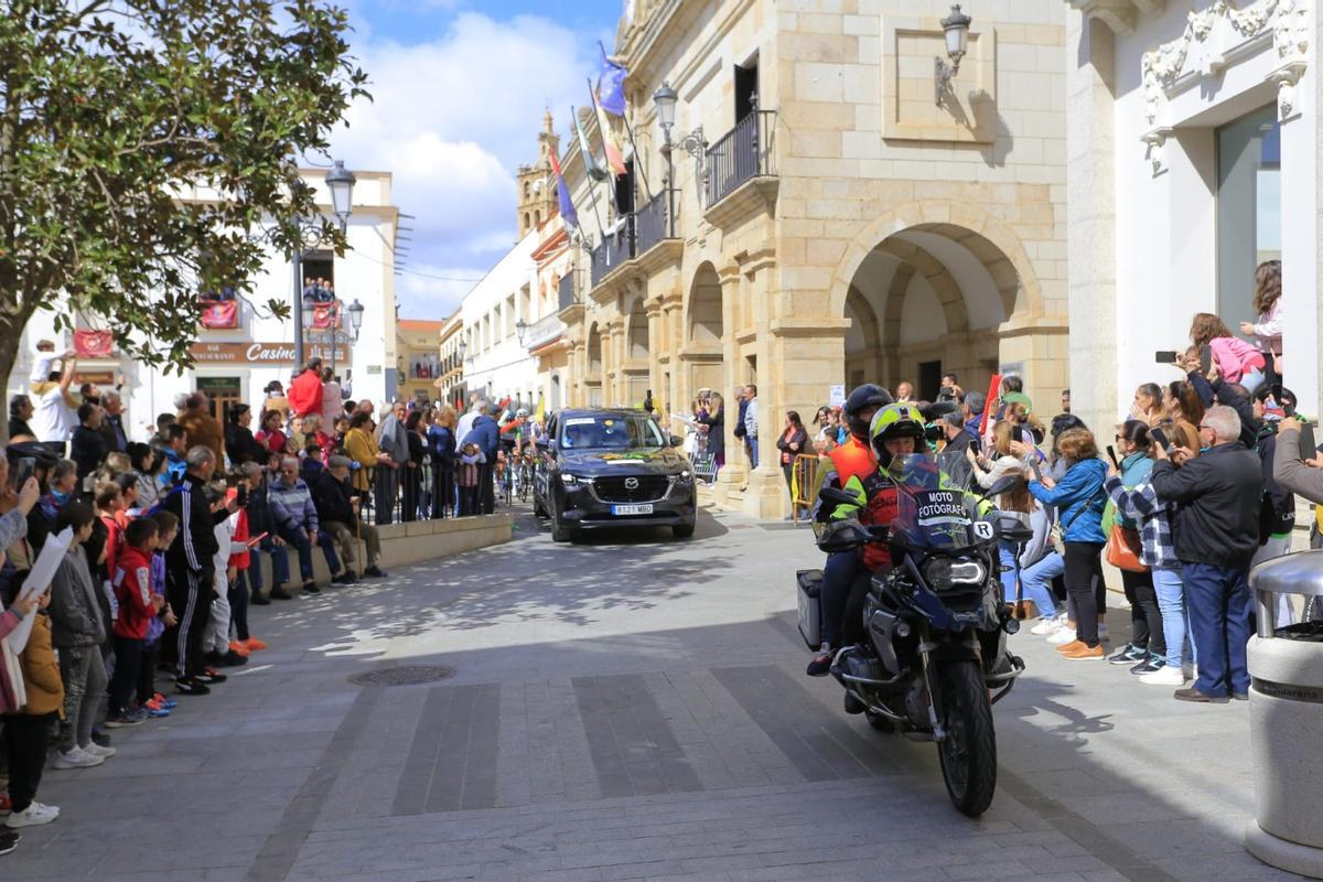 Público durante la salida neutralizada por las calles de Guareña.