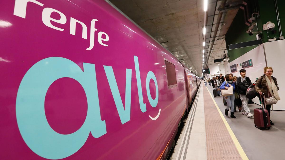 Un tren de la línea de alta velocidad low cost de Renfe