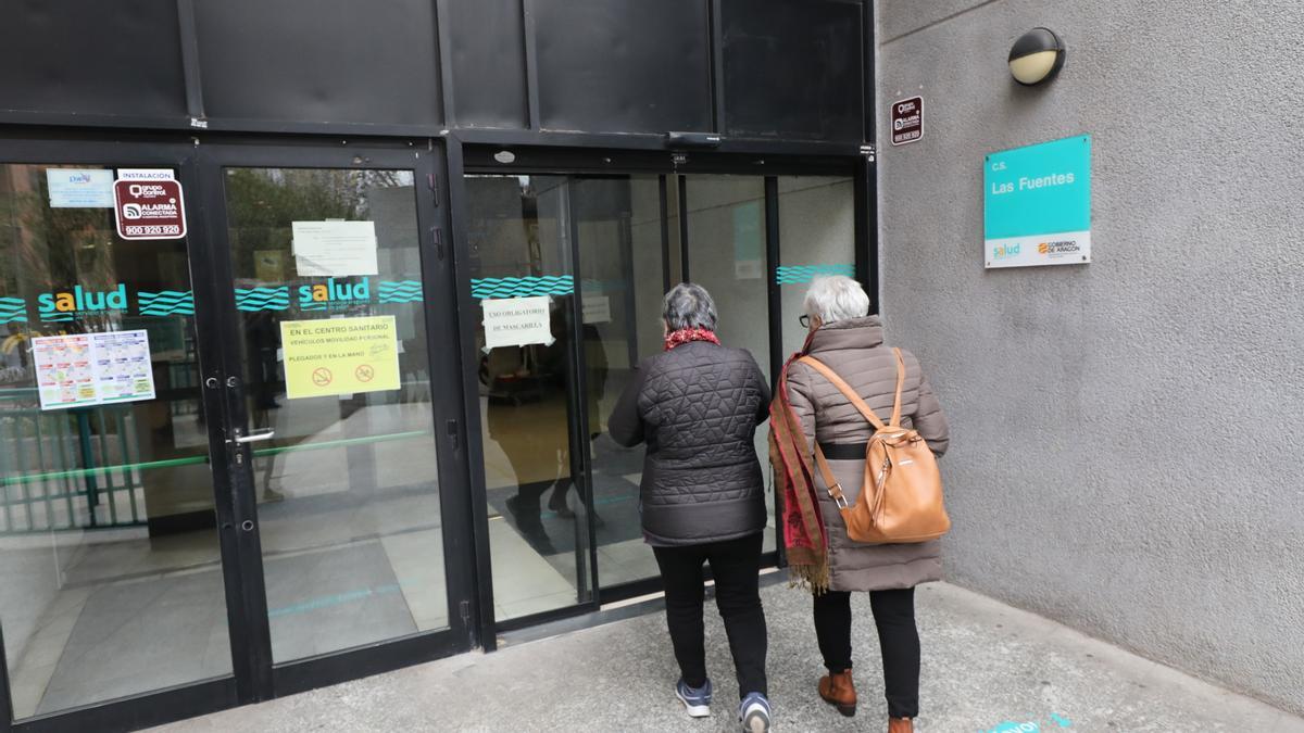 Dos pacientes acceden, ayer, al centro de salud Las Fuentes Norte, en Zaragoza.