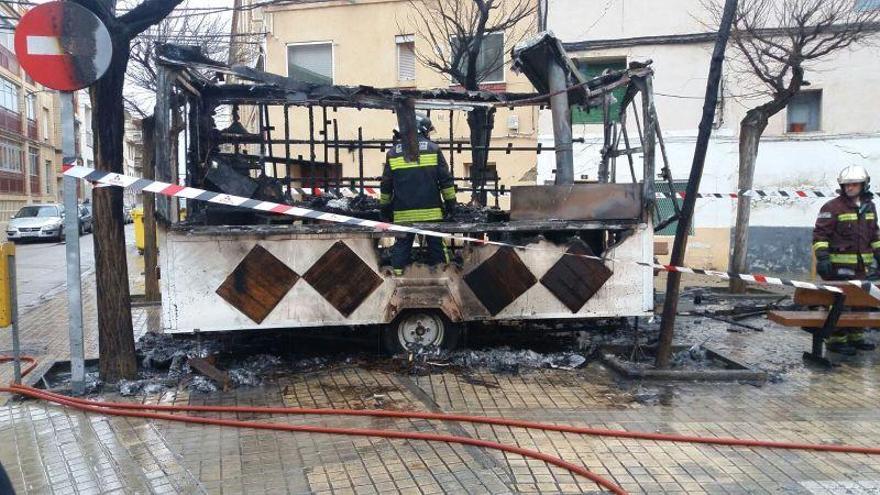 Un incendio destruye una churrería ambulante en Zuera