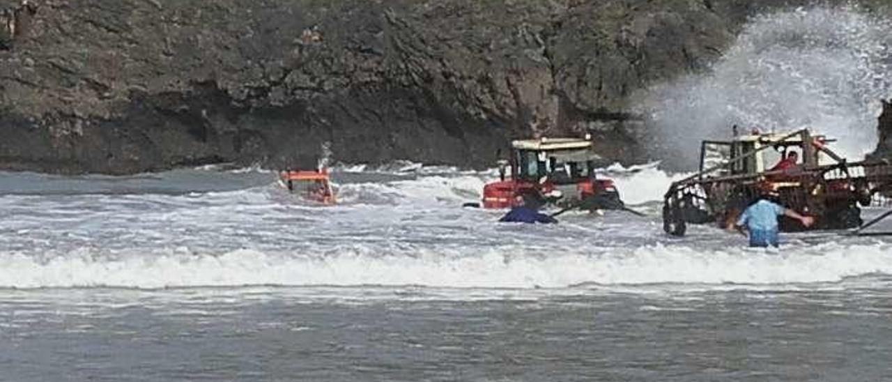 Recolectores de ocle en la playa de Barru (Llanes).