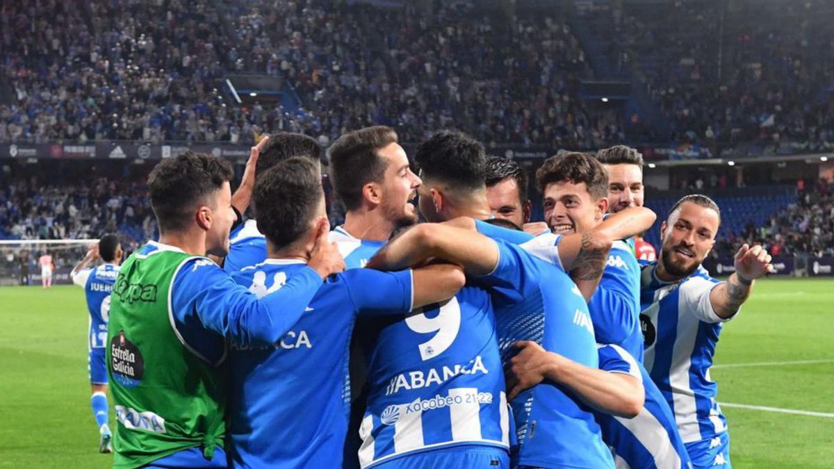 Los jugadores del Dépor celebran un gol contra el Linares. |   // VÍCTOR ECHAVE