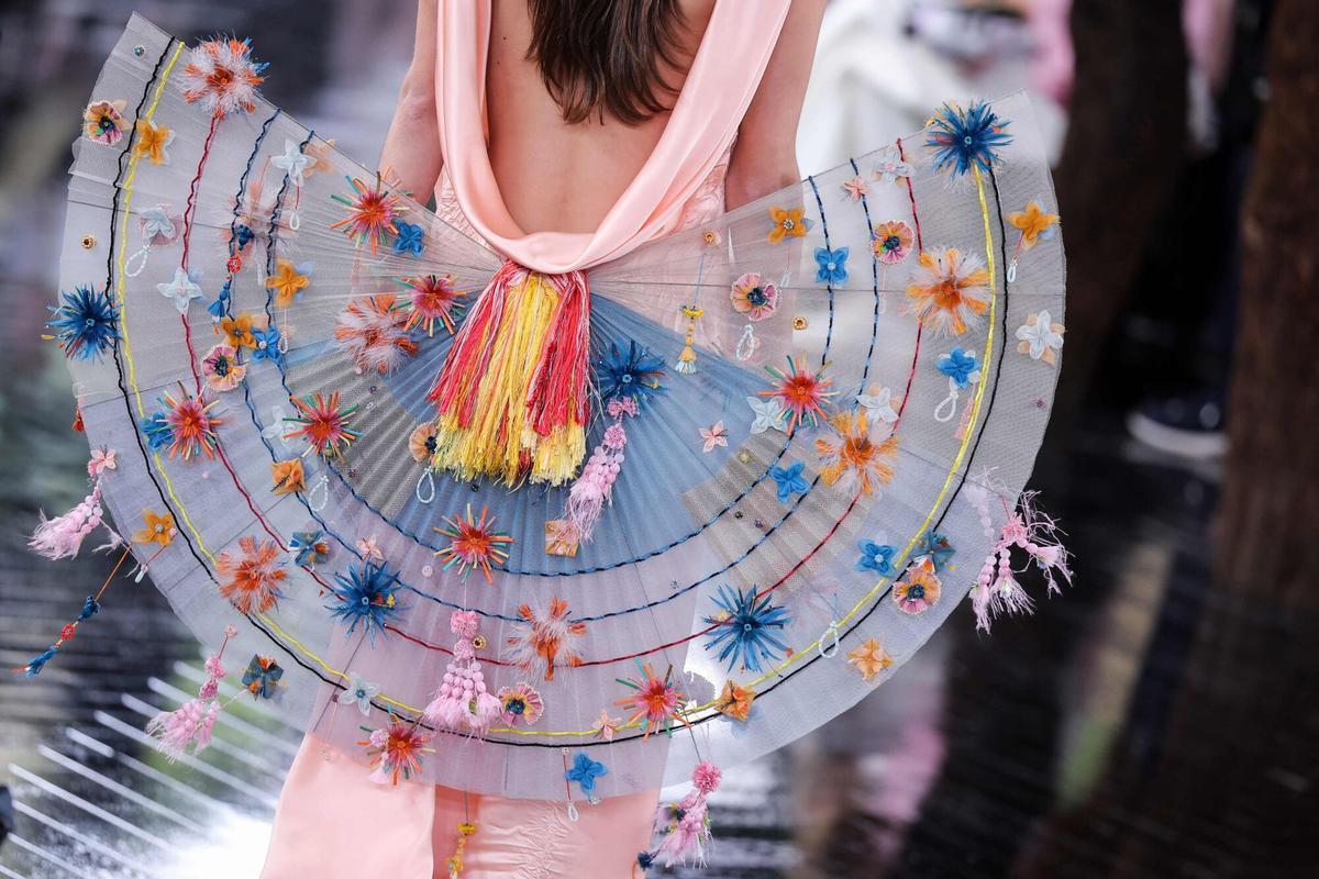 Un modelo de Christian Dior Women Haute Couture Fall/Winter 2026-2027 presentado en París.