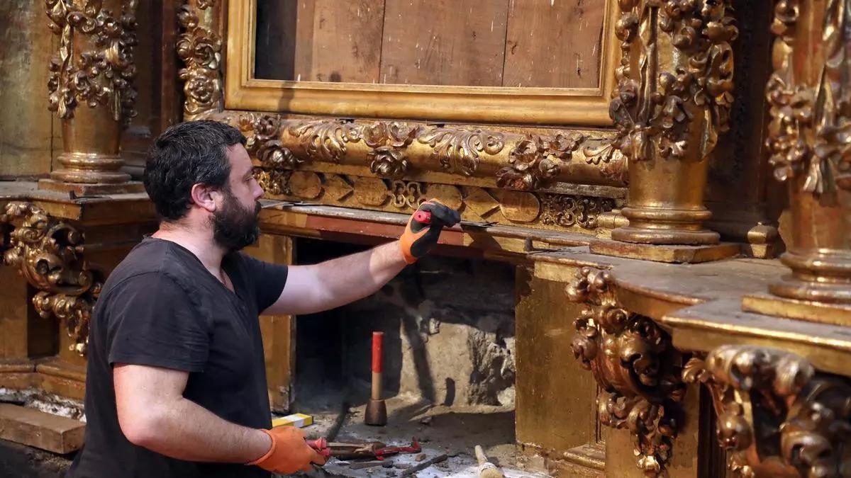 El retablo ya ha comenzado a desmontarse para su traslado a Santiago